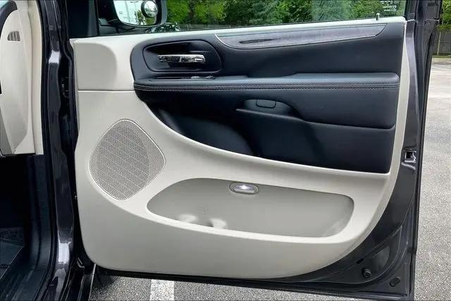 2015 Chrysler Town & Country LX
