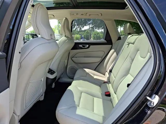 2024 Volvo XC60 B5 Ultimate Dark Theme