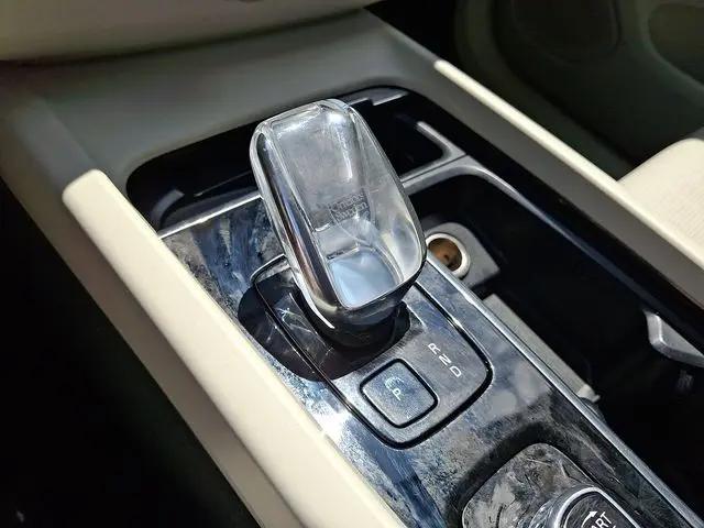 2024 Volvo XC60 B5 Ultimate Dark Theme