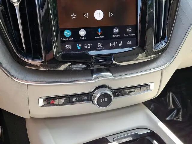 2024 Volvo XC60 B5 Ultimate Dark Theme