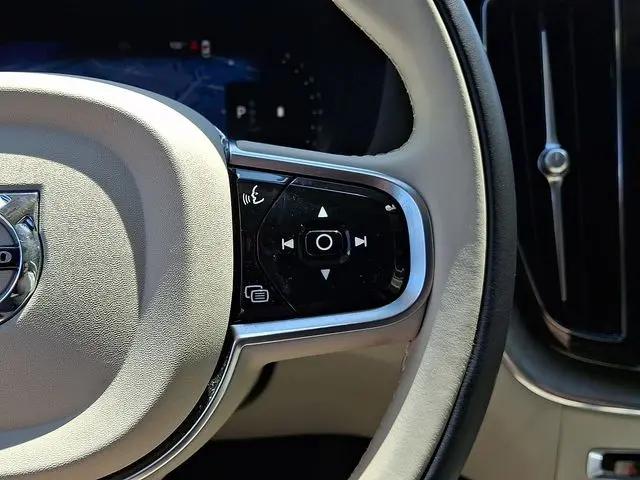 2024 Volvo XC60 B5 Ultimate Dark Theme