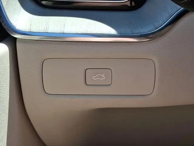 2024 Volvo XC60 B5 Ultimate Dark Theme