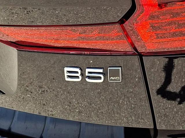 2024 Volvo XC60 B5 Ultimate Dark Theme