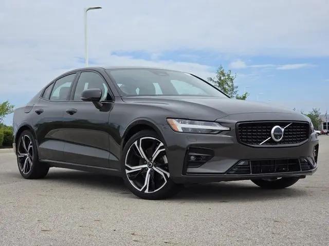 2024 Volvo S60 B5 Plus Dark Theme