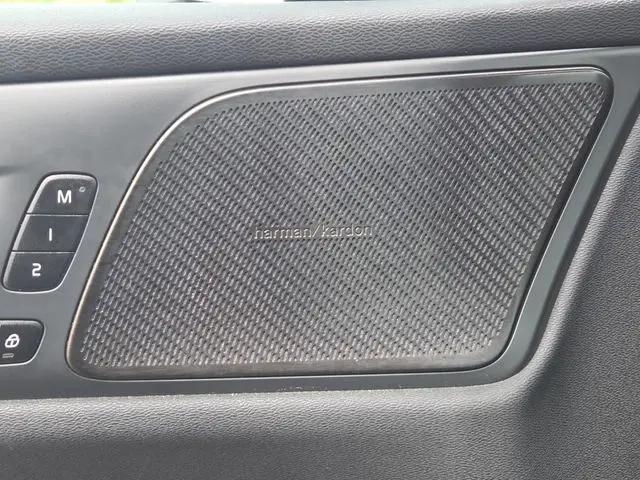 2024 Volvo S60 B5 Plus Dark Theme