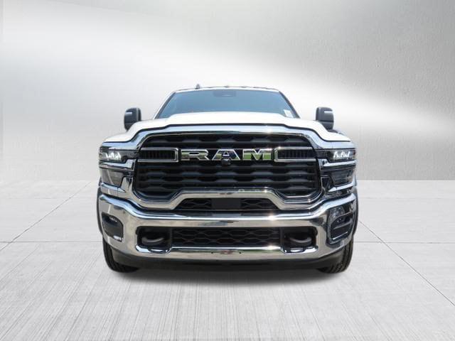 2026 RAM 5500 Chassis RAM 5500 TRADESMAN CHASSIS CREW CAB 4X4 84 CA