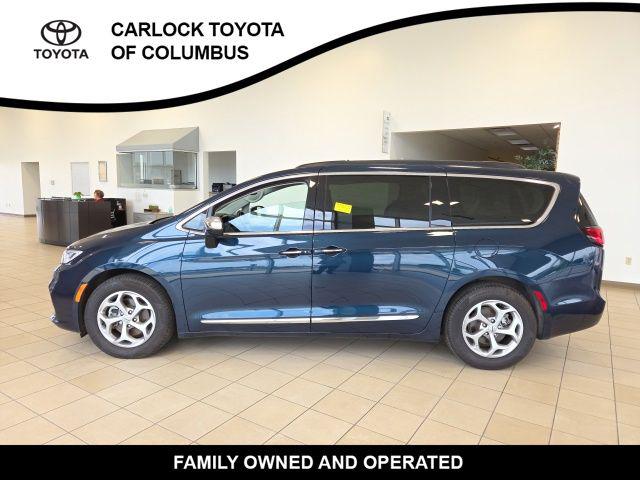 2023 Chrysler Pacifica Limited's photo