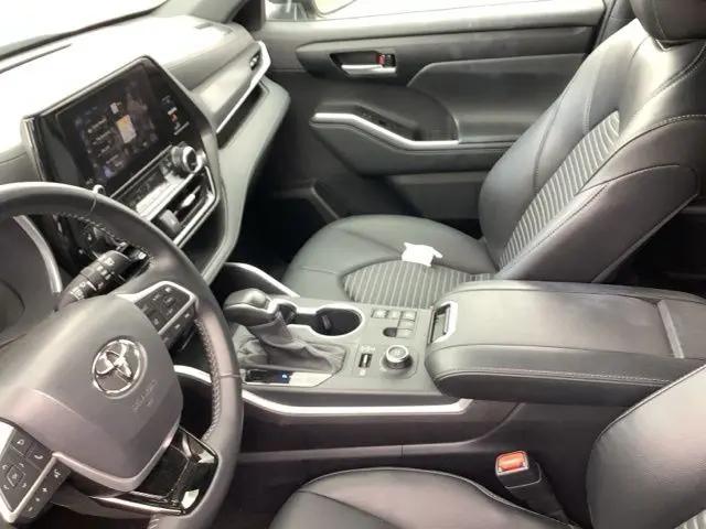 2025 Toyota Highlander LE