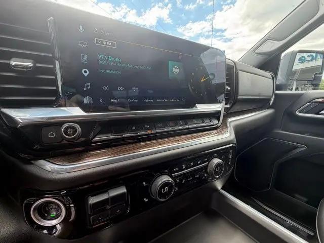 2025 Chevrolet Silverado 2500HD 4WD Crew Cab Standard Bed LT