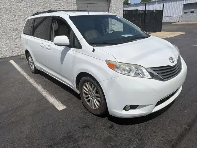 2014 Toyota Sienna XLE V6 8 Passenger
