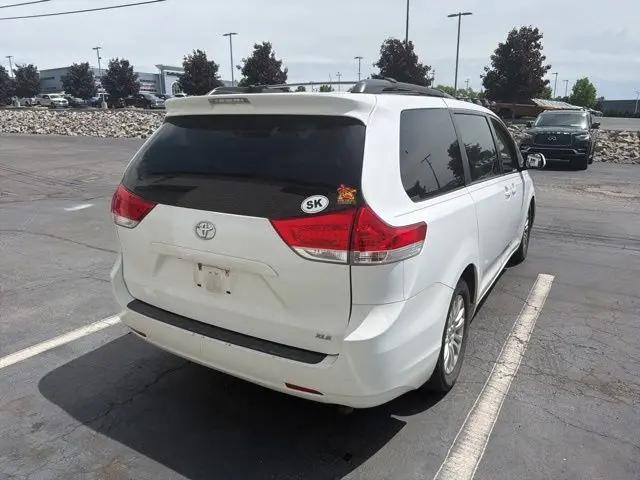2014 Toyota Sienna XLE V6 8 Passenger