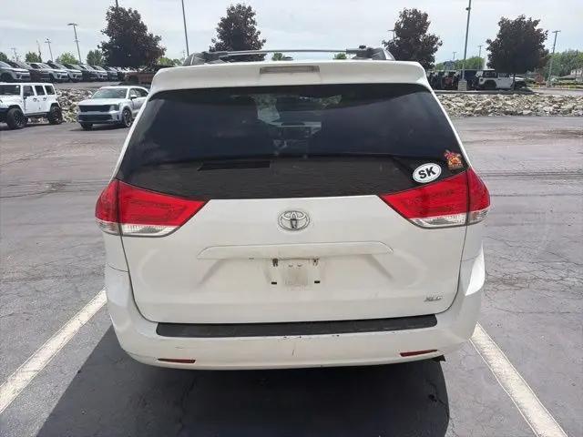 2014 Toyota Sienna XLE V6 8 Passenger