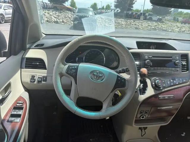 2014 Toyota Sienna XLE V6 8 Passenger