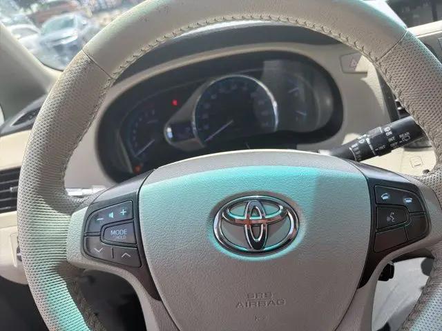 2014 Toyota Sienna XLE V6 8 Passenger