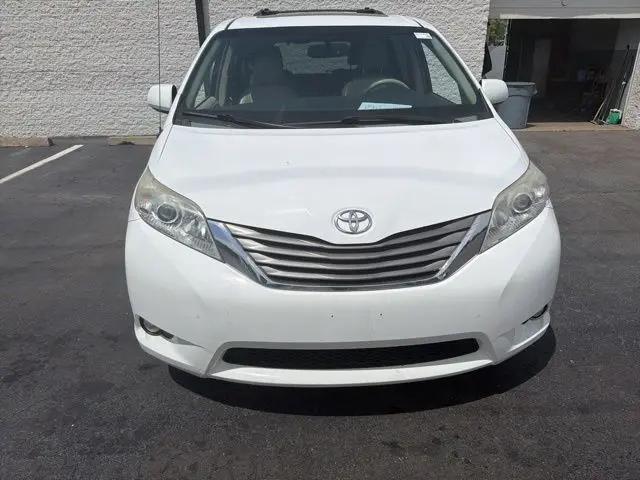 2014 Toyota Sienna XLE V6 8 Passenger