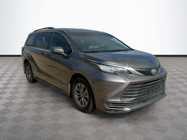 2021 Toyota Sienna LE 8-Passenger Hybrid FWD's photo