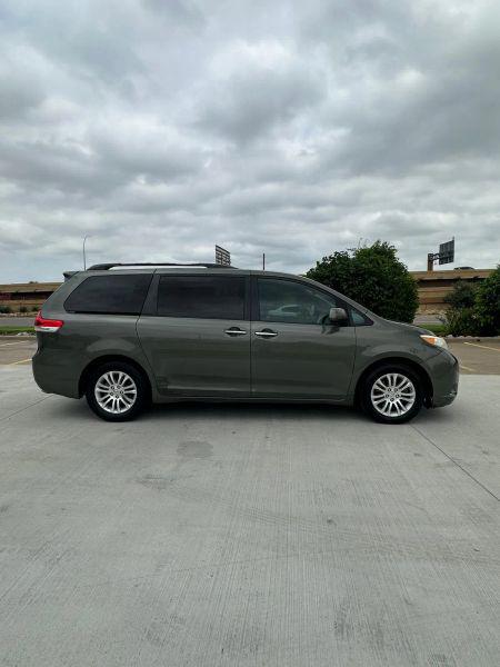 2011 Toyota Sienna XLE V6