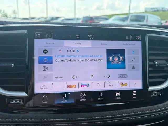 2027 Chrysler Pacifica Select