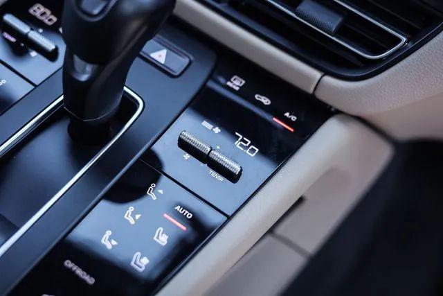 2022 Porsche Macan Base