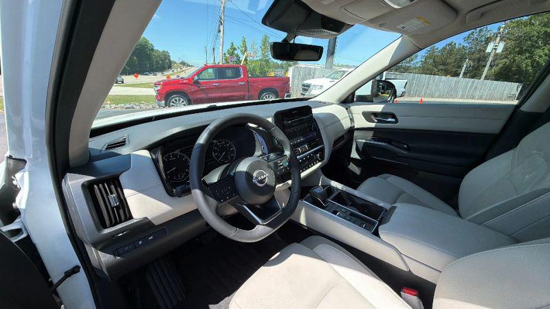 2025 Nissan Pathfinder SL FWD