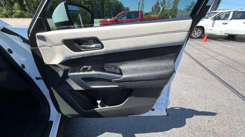 2025 Nissan Pathfinder SL FWD