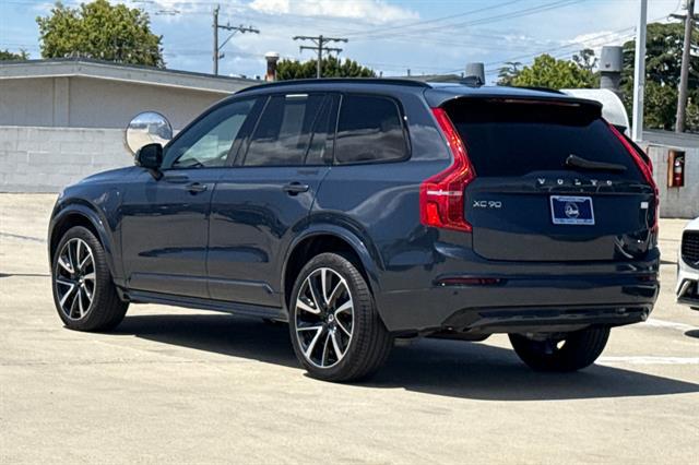 2023 Volvo XC90 Recharge T8 Ultimate Dark Theme 7-Seater
