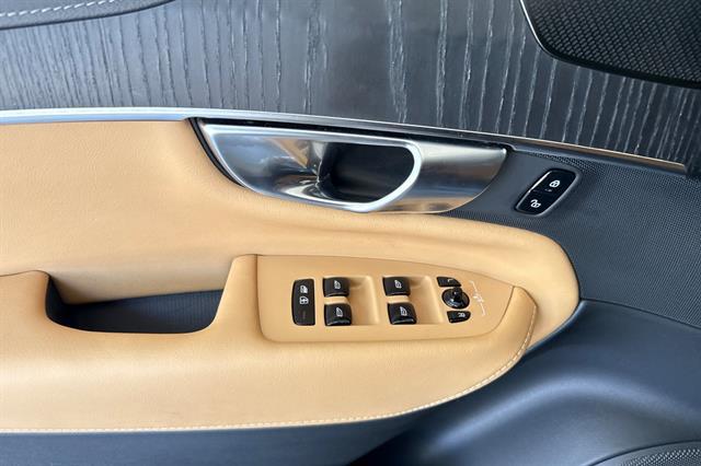 2023 Volvo XC90 Recharge T8 Ultimate Dark Theme 7-Seater