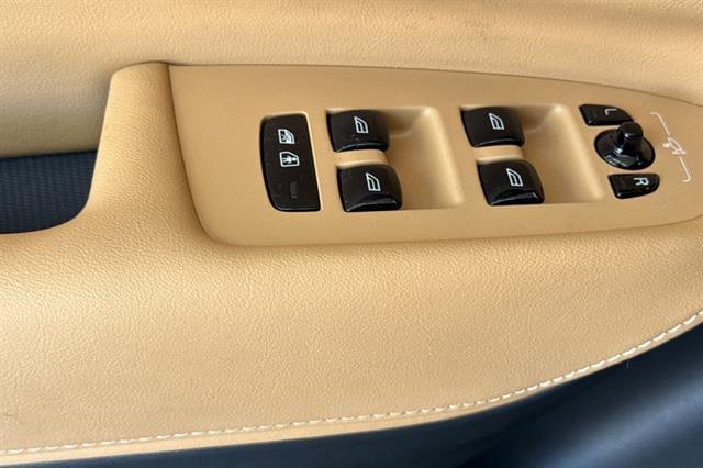 2023 Volvo XC90 Recharge T8 Ultimate Dark Theme 7-Seater