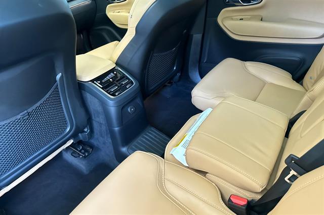 2023 Volvo XC90 Recharge T8 Ultimate Dark Theme 7-Seater