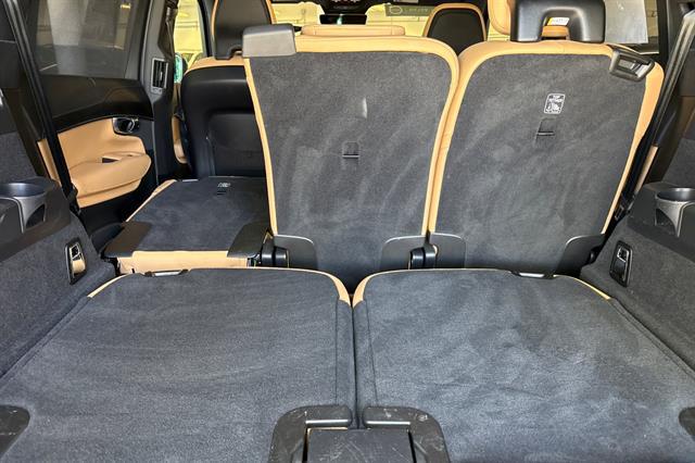 2023 Volvo XC90 Recharge T8 Ultimate Dark Theme 7-Seater