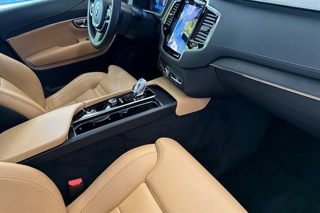 2023 Volvo XC90 Recharge T8 Ultimate Dark Theme 7-Seater