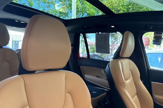 2023 Volvo XC90 Recharge T8 Ultimate Dark Theme 7-Seater