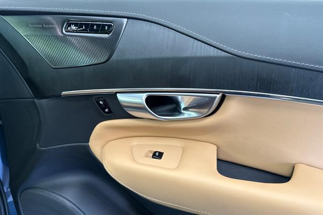 2023 Volvo XC90 Recharge T8 Ultimate Dark Theme 7-Seater