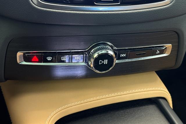 2023 Volvo XC90 Recharge T8 Ultimate Dark Theme 7-Seater