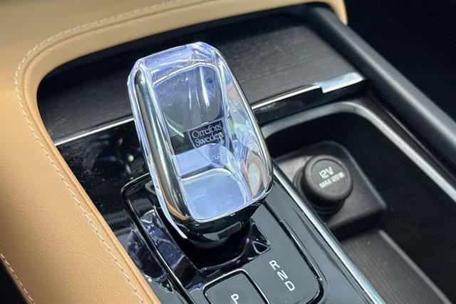 2023 Volvo XC90 Recharge T8 Ultimate Dark Theme 7-Seater