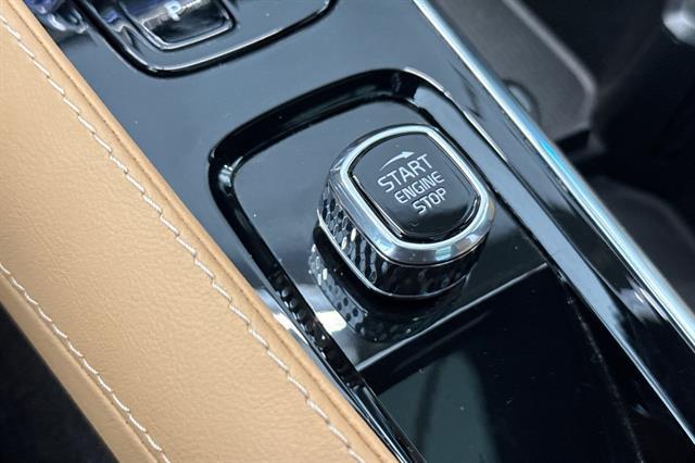 2023 Volvo XC90 Recharge T8 Ultimate Dark Theme 7-Seater