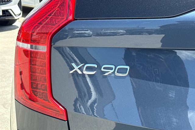 2023 Volvo XC90 Recharge T8 Ultimate Dark Theme 7-Seater