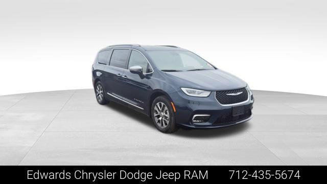 2023 Chrysler Pacifica Hybrid Pinnacle for sale in Council Bluffs, IA