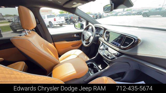 2023 Chrysler Pacifica Hybrid Pinnacle