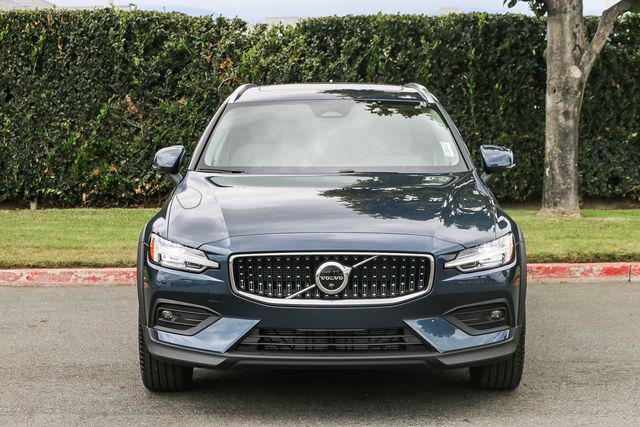 2026 Volvo V60 Cross Country Plus, B5 AWD Gas (mild hybrid)