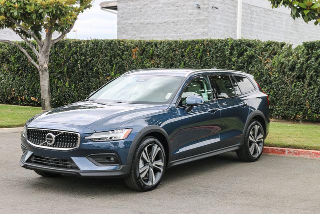 2026 Volvo V60 Cross Country Plus, B5 AWD Gas (mild hybrid)