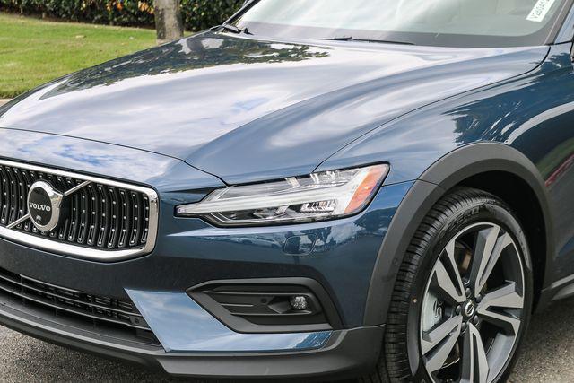 2026 Volvo V60 Cross Country Plus, B5 AWD Gas (mild hybrid)