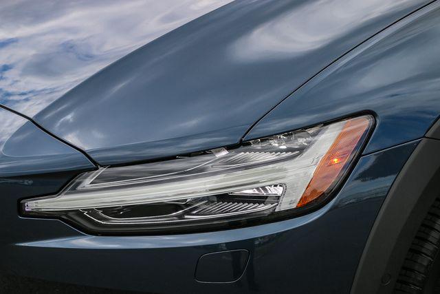 2026 Volvo V60 Cross Country Plus, B5 AWD Gas (mild hybrid)