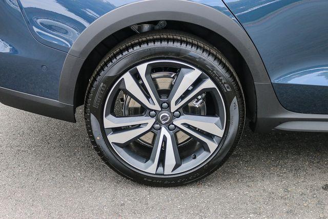 2026 Volvo V60 Cross Country Plus, B5 AWD Gas (mild hybrid)