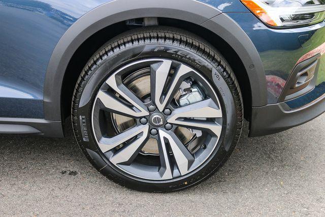 2026 Volvo V60 Cross Country Plus, B5 AWD Gas (mild hybrid)