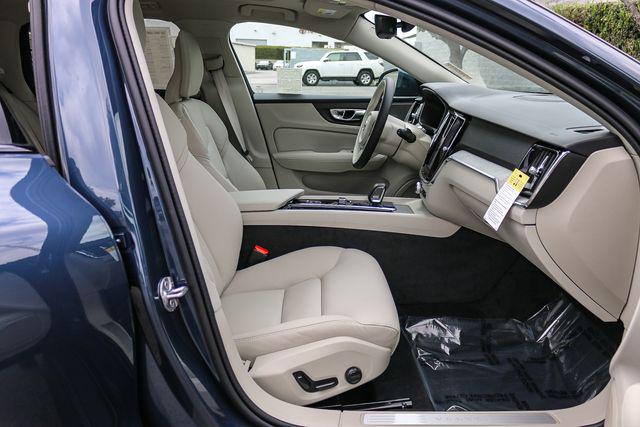 2026 Volvo V60 Cross Country Plus, B5 AWD Gas (mild hybrid)