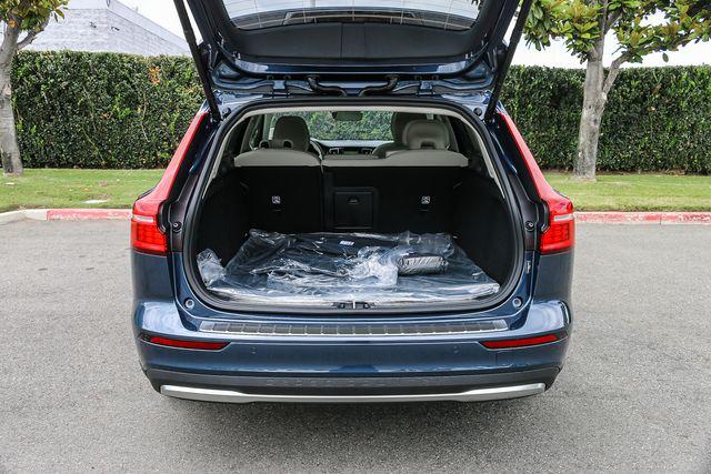 2026 Volvo V60 Cross Country Plus, B5 AWD Gas (mild hybrid)