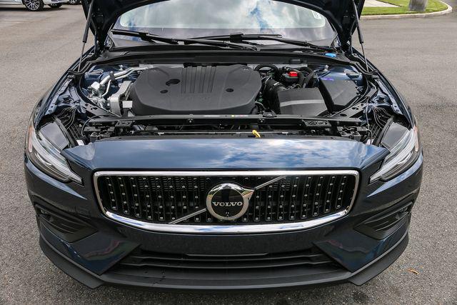 2026 Volvo V60 Cross Country Plus, B5 AWD Gas (mild hybrid)