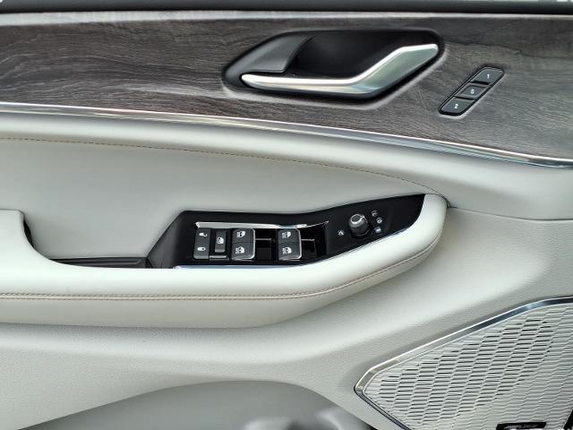 2023 Jeep Grand Cherokee Overland 4x2