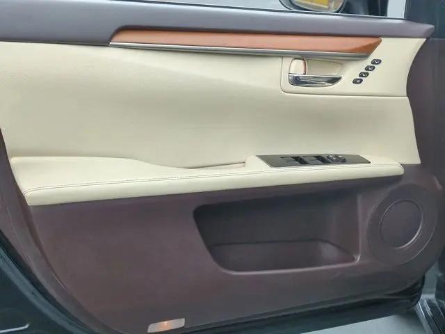 2016 Lexus ES 300h ES 300h